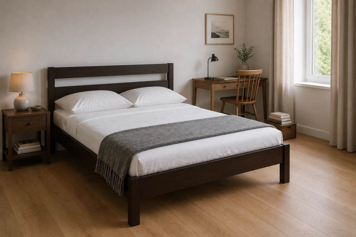 Massivholzbett 120 x 200 cm in dunkel lackierter Buche in einem kompakten Mehrzweckzimmer mit Schreibtisch