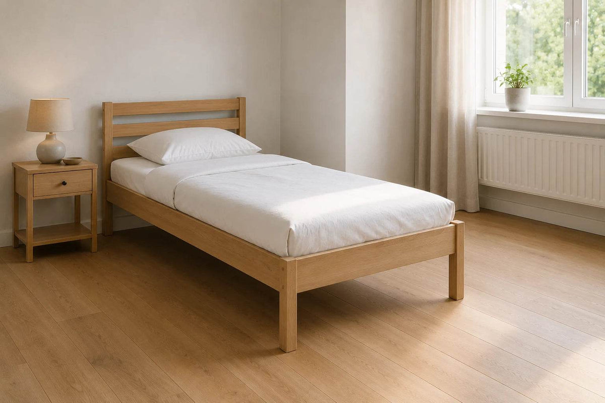 Massivholzbett 90 x 200 cm aus heller Buche in einem ruhigen Einzelzimmer mit weißer Bettwäsche und natürlichem Tageslicht