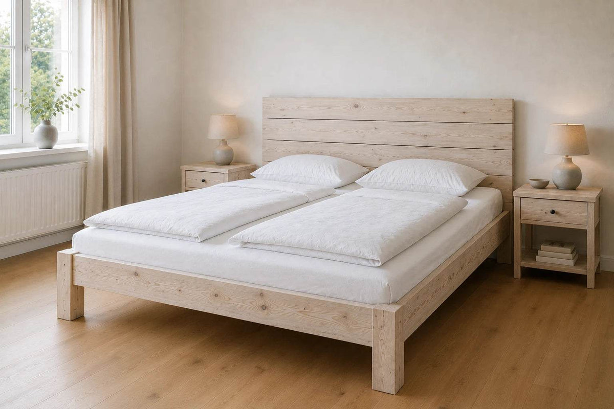 Massivholzbett 160 x 200 cm in heller Wildeiche bianco mit zwei Nachttischen und zwei separaten Bettdecken